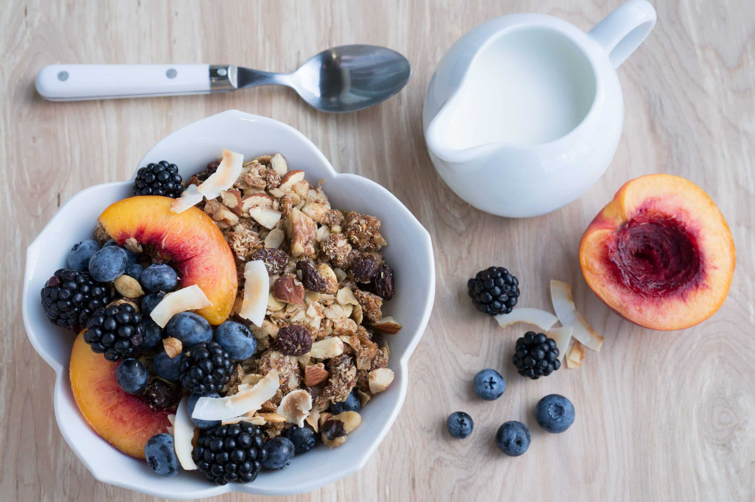 Oatmeal Cookie Granola - You won't believe how easy it is to make your own gluten-free Oatmeal Cookie Granola at home! This recipe has toasted oats, almonds, walnuts, flaxseeds, coconut, cinnamon, vanilla, quinoa flakes, & more ♥| freeyourfork.com