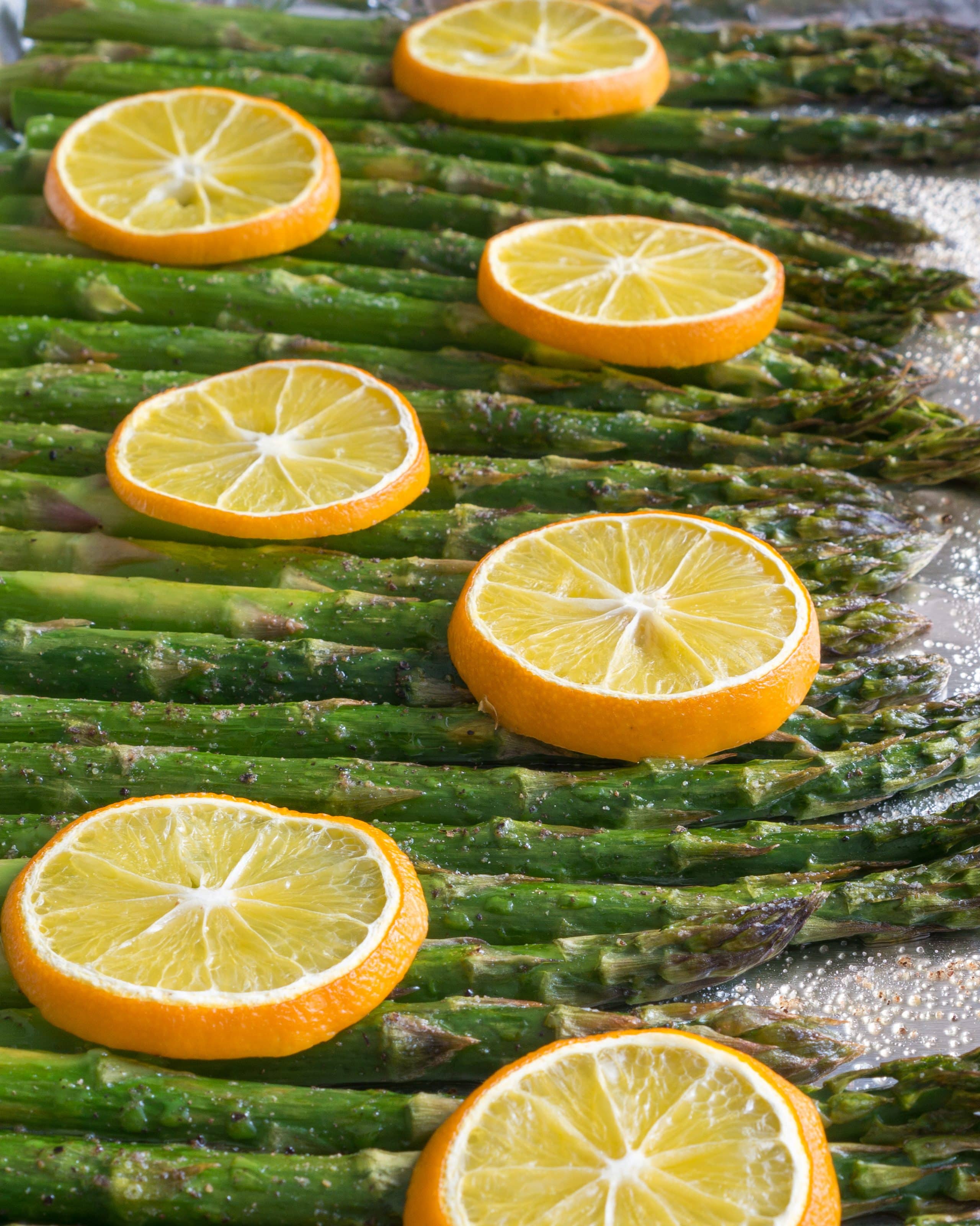 Baked Lemon Pepper Asparagus – Simple recipe for Baked Lemon Pepper Asparagus using fresh asparagus, extra virgin olive oil, salt, pepper, and fresh lemon slices. All you need is a hot oven, 5 ingredients, a sheet pan, and 20 minutes. We love making this part of our healthy weekly meal prep! Gluten free, vegan, & paleo-friendly. ♥ | freeyourfork.com