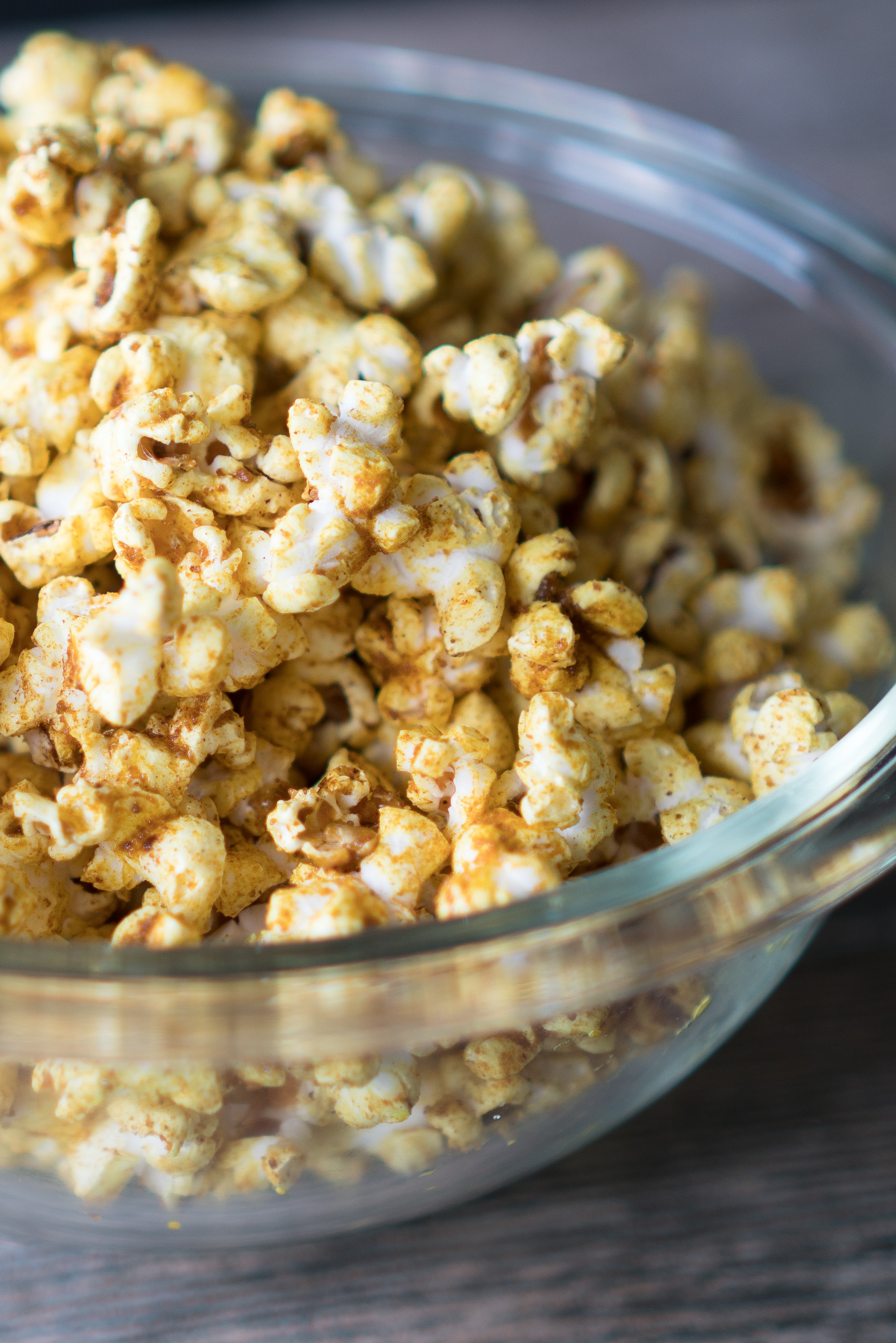 Sweet and Salty Curry Popcorn – Easy recipe for homemade Sweet and Salty Curry Popcorn. This gluten-free, vegan-friendly popcorn is spiced with curry powder, garlic powder, cinnamon, coconut sugar, and cayenne! Popped in coconut oil for a dose of healthy fats, this is perfect for at home movie nights or afternoon snacking! ♥ | freeyourfork.com
