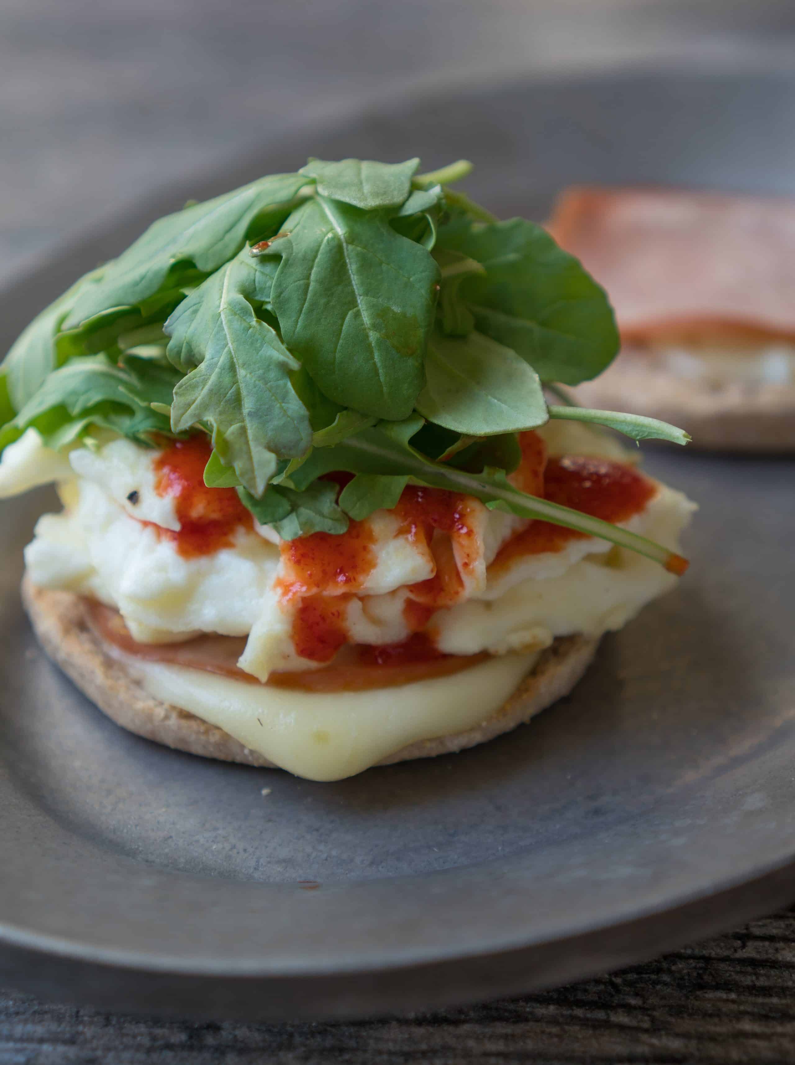 10 Minute Breakfast Sandwich – Healthy recipe for a 10 Minute Breakfast Sandwich! Using fluffy egg whites, melted cheese, lean Canadian bacon, a dash of hot sauce, and fresh arugula on a toasted whole wheat English muffin. High protein, low fat and macro-friendly ♥ | freeyourfork.com