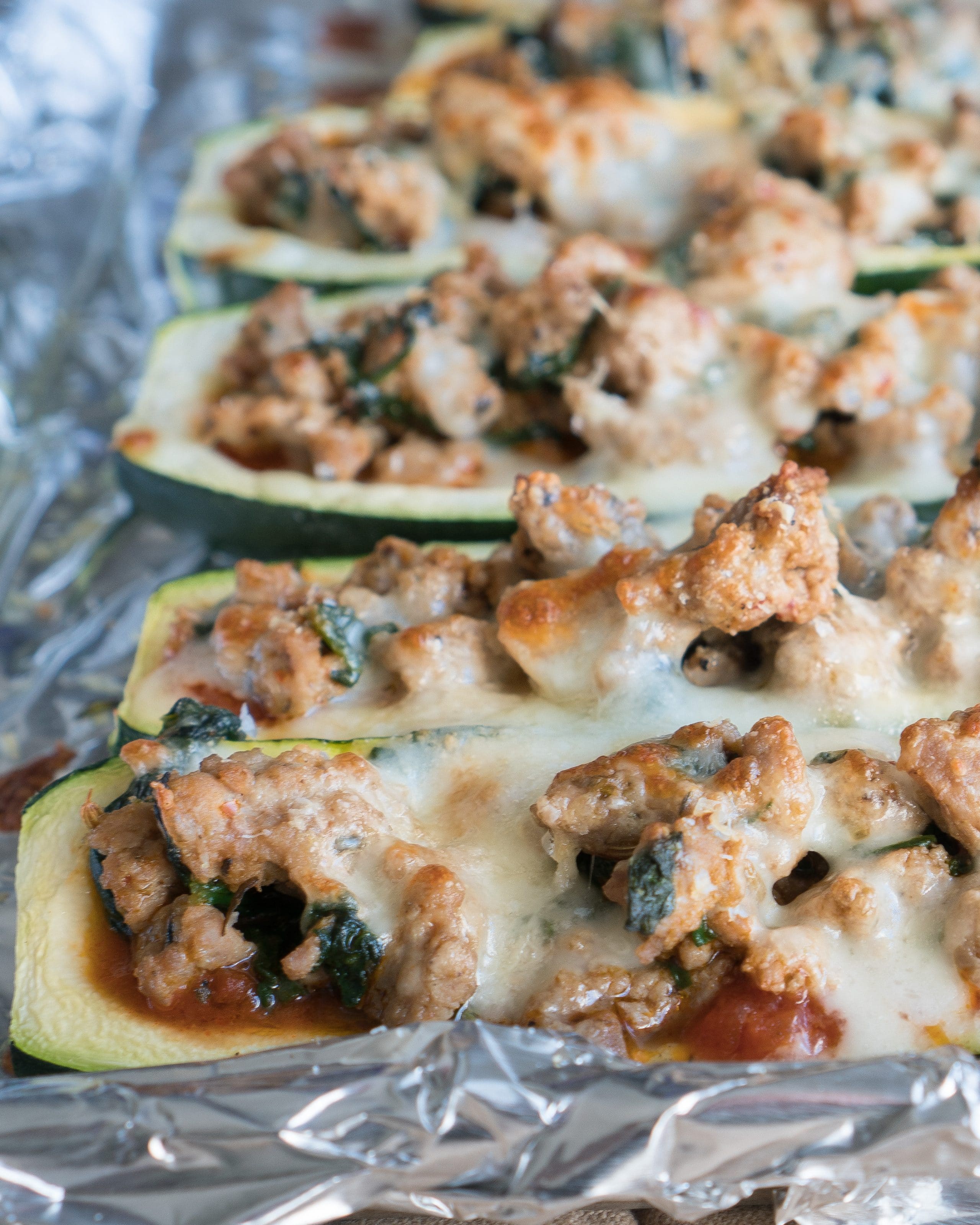 Lasagna Stuffed Zucchini Boats – Healthy, gluten-free recipe for Lasagna Stuffed Zucchini Boats! Using zucchini, tomato-basil sauce, chopped spinach, mozzarella cheese, parmesan, and ground turkey flavored to taste like crumbled Italian sausage. Low carb, low fat, & protein-packed ♥ | freeyourfork.com