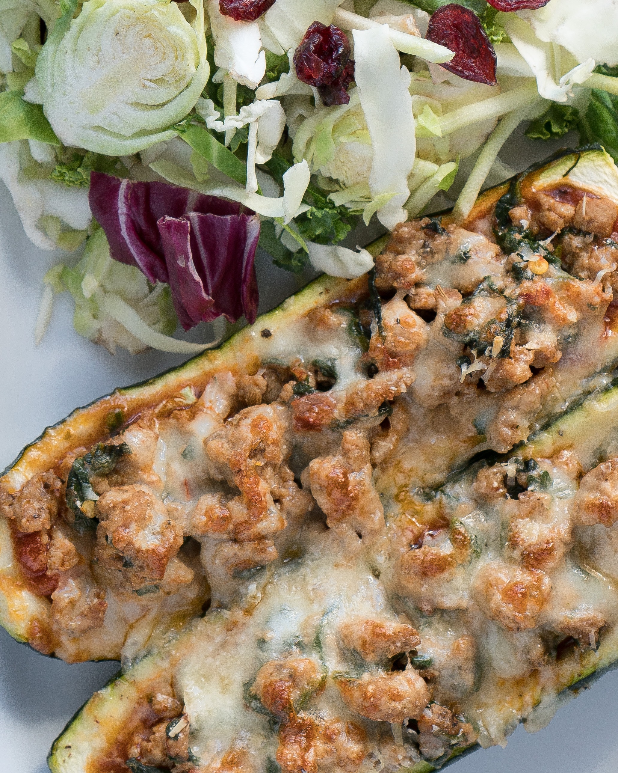 Lasagna Stuffed Zucchini Boats – Healthy, gluten-free recipe for Lasagna Stuffed Zucchini Boats! Using zucchini, tomato-basil sauce, chopped spinach, mozzarella cheese, parmesan, and ground turkey flavored to taste like crumbled Italian sausage. Low carb, low fat, & protein-packed ♥ | freeyourfork.com