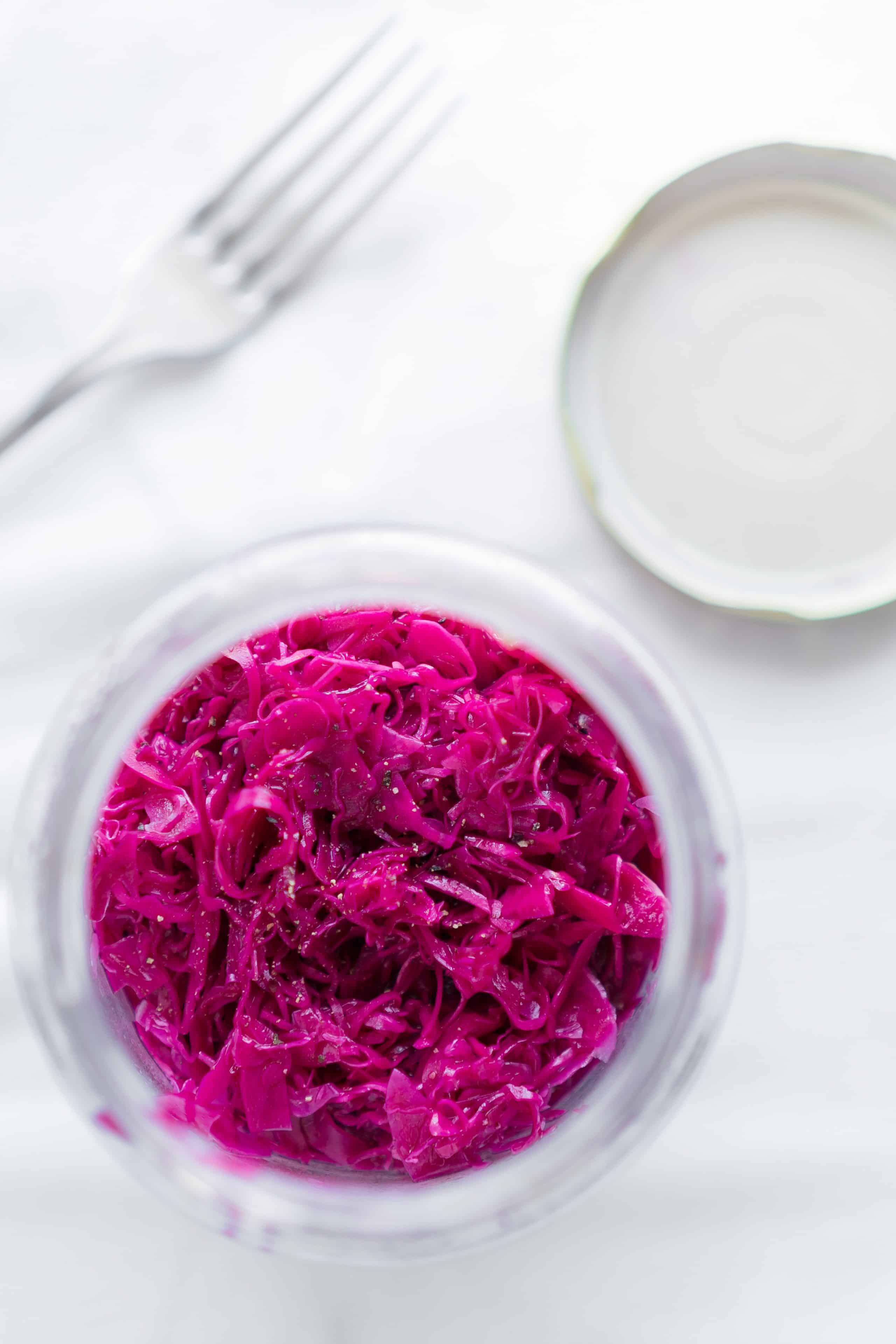 Pickled Red Cabbage – Simple recipe for Pickled Red Cabbage! Thinly sliced cabbage marinated in red wine vinegar, lemon juice, apple cider vinegar, sugar, salt, pepper and smashed garlic cloves. We love this on Mediterranean salad bowls and in grilled chicken pita pockets! ♥ | freeyourfork.com