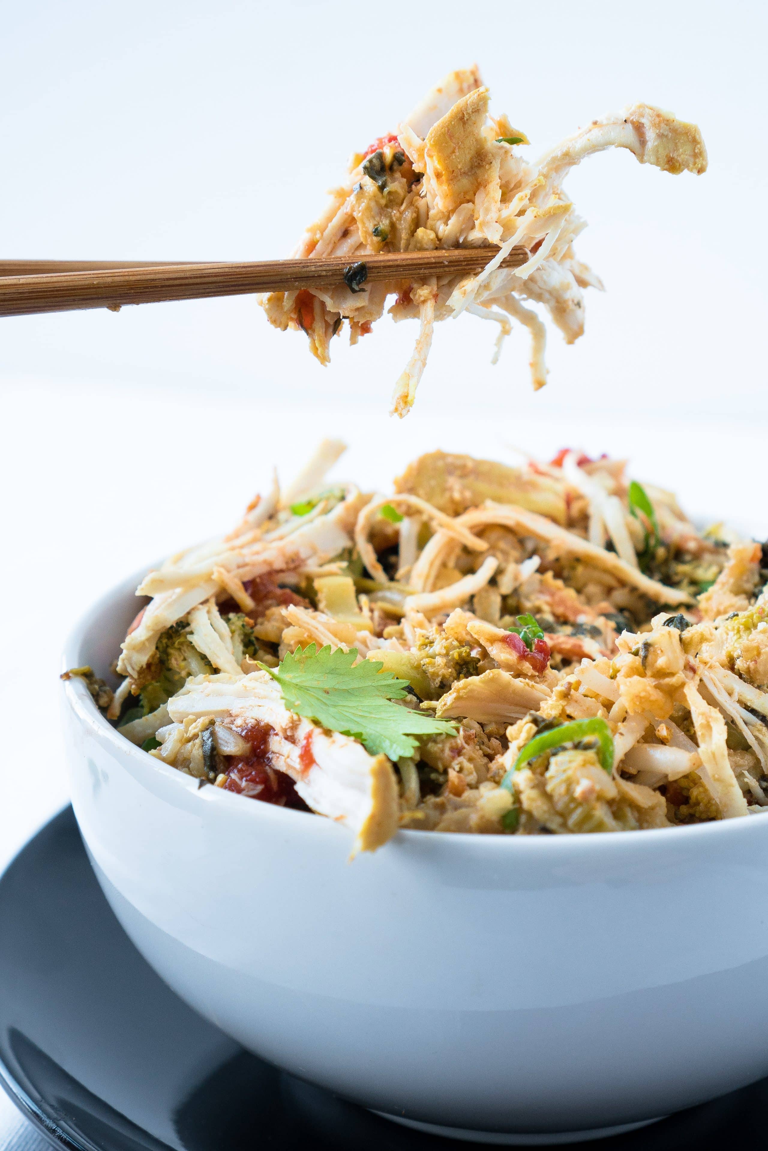 Healthy Fried Rice – 30 min recipe for Healthy Fried Rice with gluten-free chili garlic peanut sauce! Using wholesome ingredients like brown rice, coconut oil, broccoli, spinach, carrots, celery, and bean sprouts. Serve as a vegetarian dish or top with shredded chicken for a full meal! ♥ | freeyourfork.com