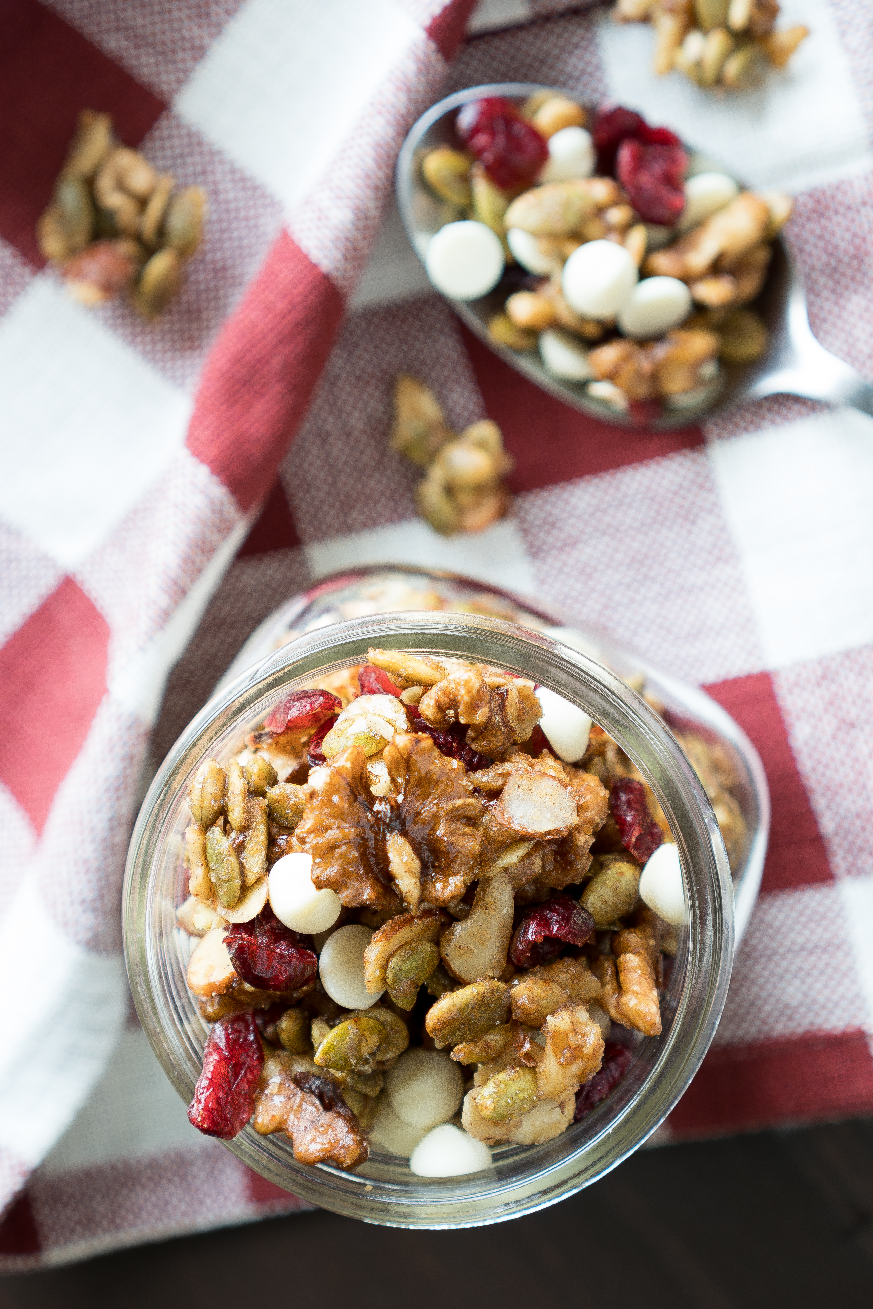 Cranberry Maple Trail Mix – Easy recipe for cinnamon-spiced Cranberry Maple Trail Mix! Walnuts, pumpkin seeds, & almonds are lightly glazed in maple syrup & brown sugar. With lots of tart dried cranberries & white chocolate chips folded in. We love this as a sweet snack on-the-go or homemade holiday gift! ♥ | freeyourfork.com
