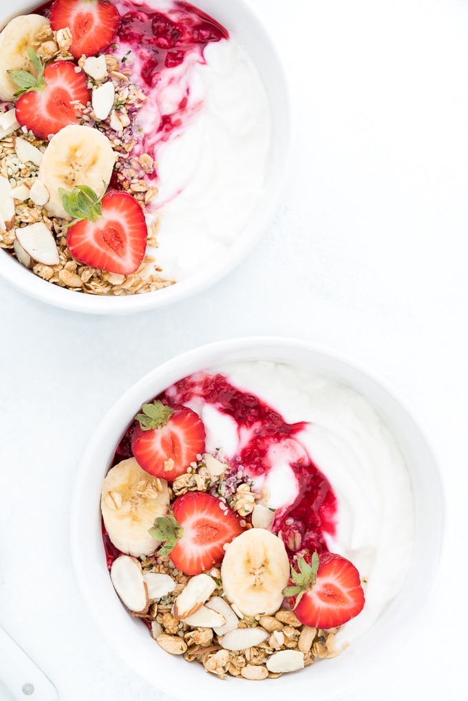 Greek Yogurt Breakfast Bowls – Healthy + 5-min recipe for Greek yogurt breakfast bowls. Topped with fresh fruit + crunchy granola. High protein + low sugar freeyourfork.com 