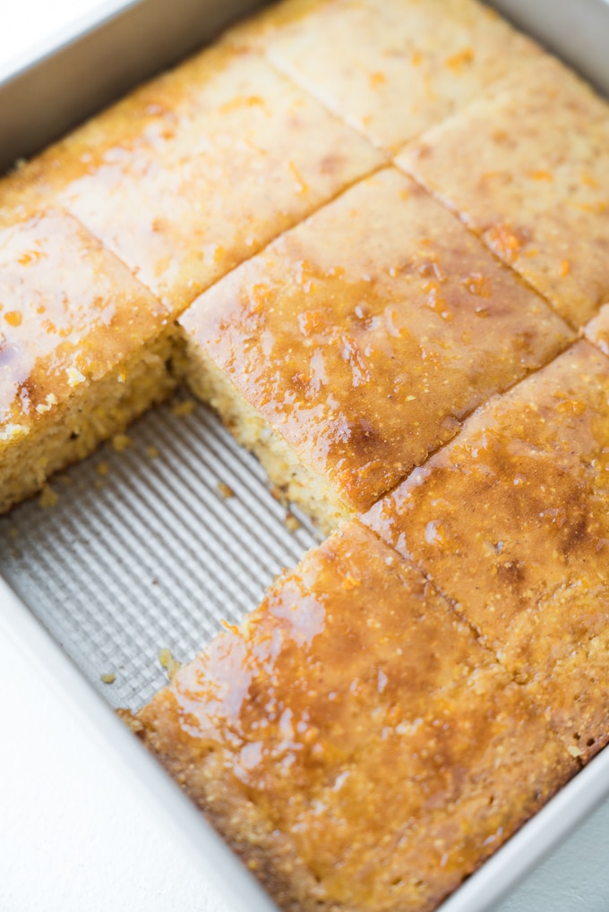 Honey Cornbread – A naturally sweetened recipe for Honey Cornbread! Made with two types of cornmeal for delicious texture and taste! Can be made gluten-free with a few swaps. ♥ | freeyourfork.com