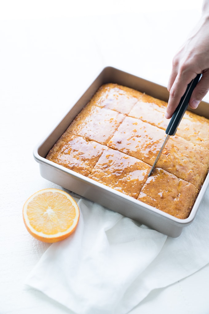 Honey Cornbread – A naturally sweetened recipe for Honey Cornbread! Made with two types of cornmeal for delicious texture and taste! Can be made gluten-free with a few swaps. ♥ | freeyourfork.com