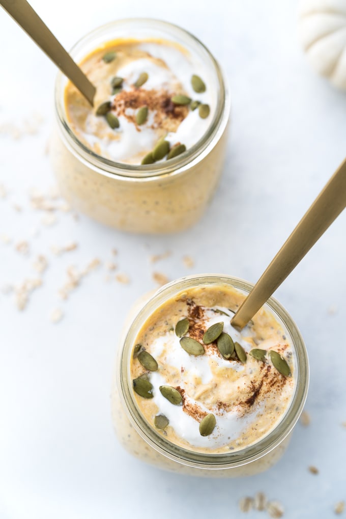 Pumpkin Pie Overnight Oats – Easy, healthy recipe for Pumpkin Pie Overnight Oats! A high-protein, high-fiber breakfast with Greek yogurt + pumpkin purée + pumpkin pie spice. ♥ | freeyourfork.com