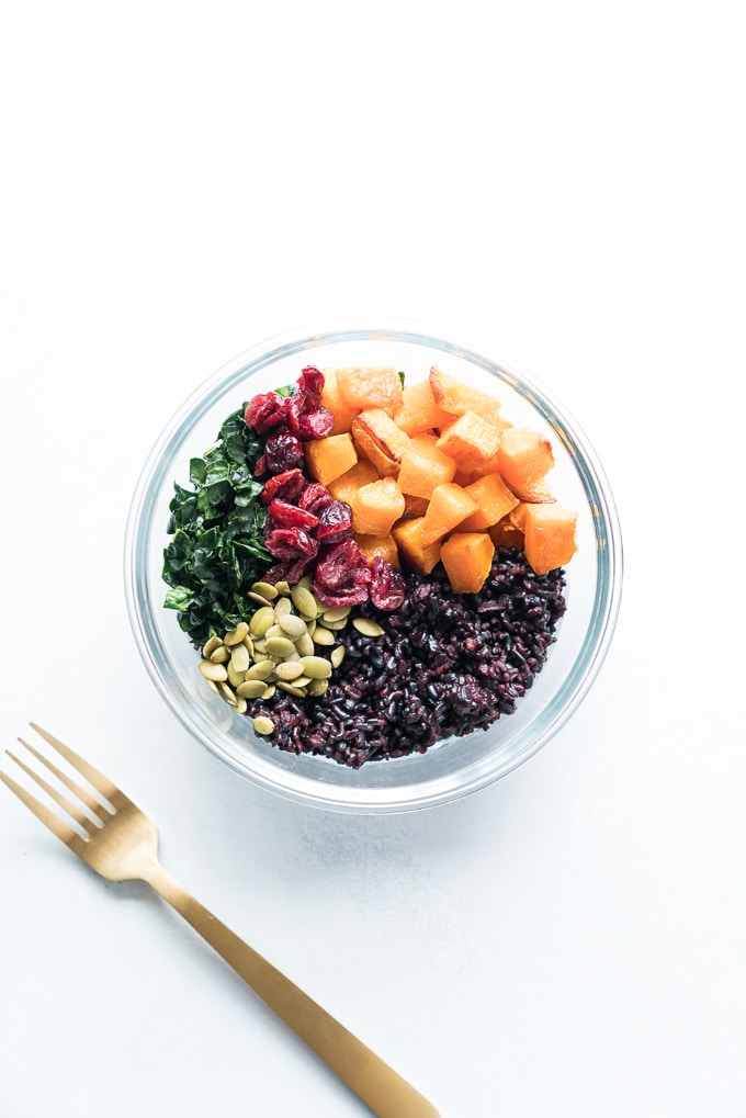 Black Rice and Butternut Squash Bowls - Meal prep friendly recipe for Black Rice and Butternut Squash Bowls! With dried cranberries, pumpkin seeds, kale & creamy cashew dressing. Healthy / Vegan / GF ♥ | freeyourfork.com
