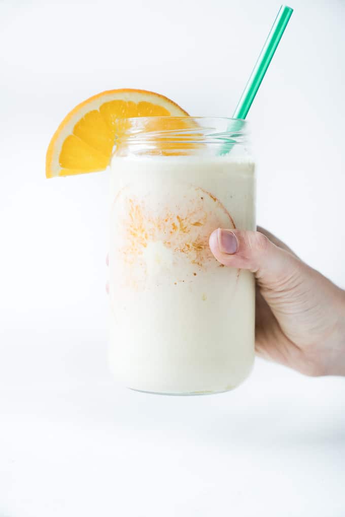 Protein Orange Creamsicle Smoothie – Healthy recipe for a Protein Orange Creamsicle Smoothie made without any protein powder. Naturally sweetened with hidden cauliflower blended in for fiber! Perfect for breakfast or as a preworkout // postworkout snack ♥ | freeyourfork.com