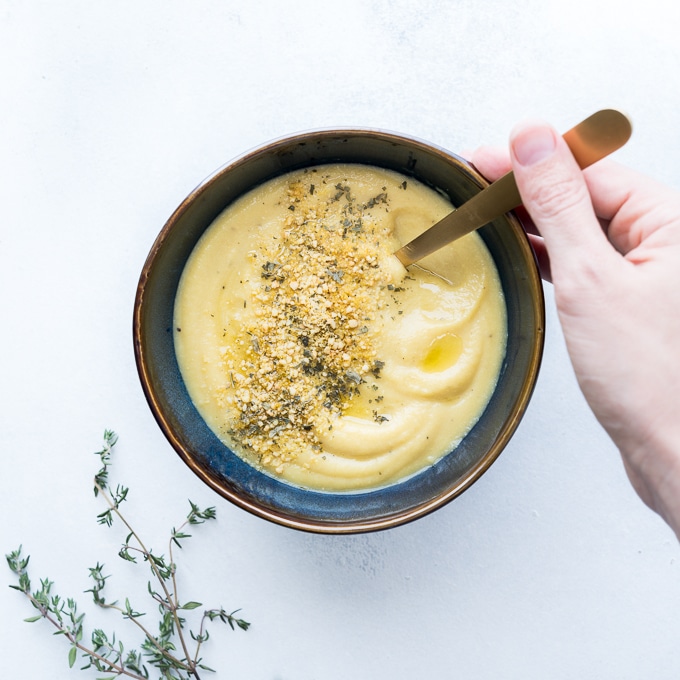 Creamy Cauliflower Soup - Healthy recipe using convenient frozen cauliflower, almond milk, roasted garlic, nutritional yeast, collagen peptides, and more. Dairy free and high protein (with recipe swaps to make it vegan friendly) ♥ | freeyourfork.com